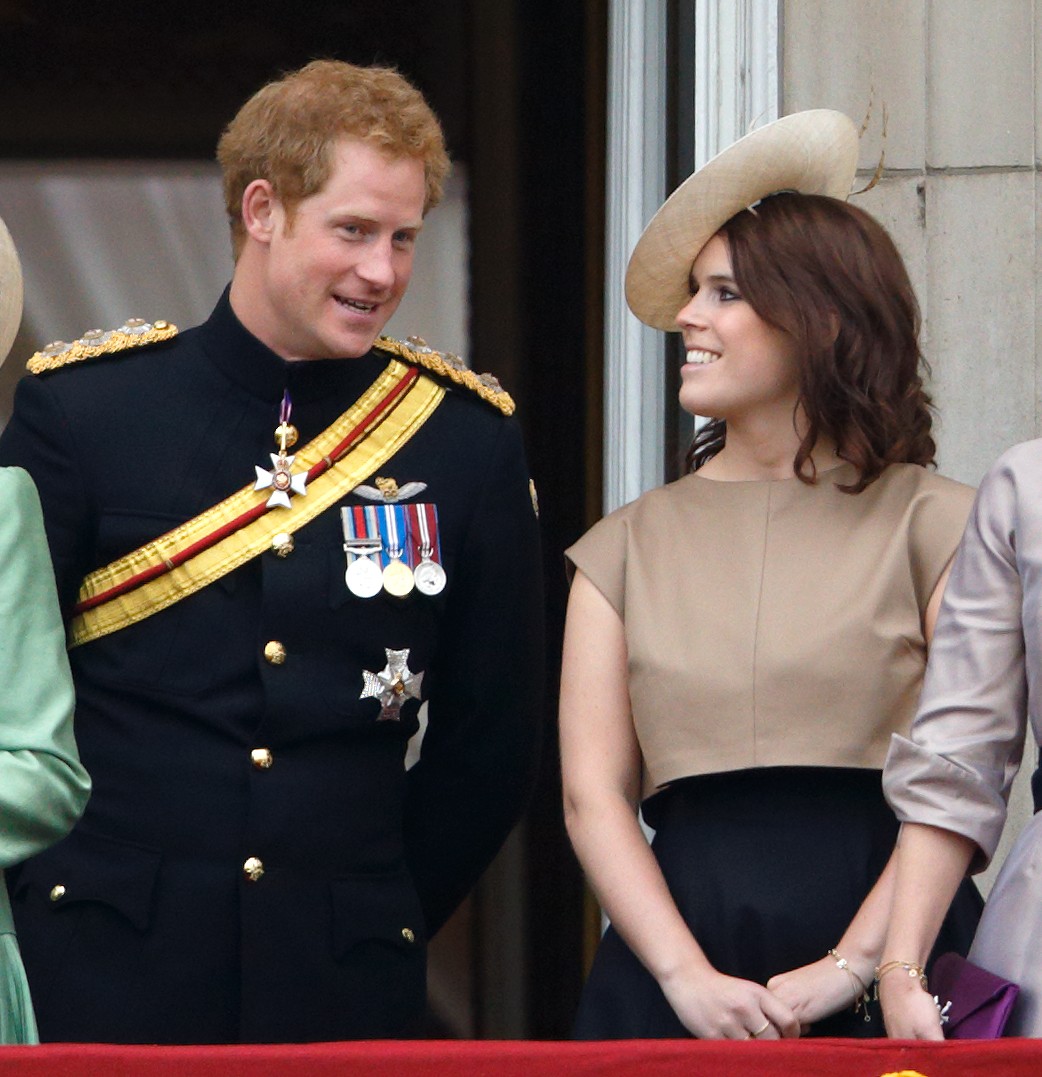 O Príncipe Harry e a Princesa Eugenie na varanda do Palácio de Buckingham em 13 de junho de 2015 em Londres, Inglaterra (Foto: Getty Images)
