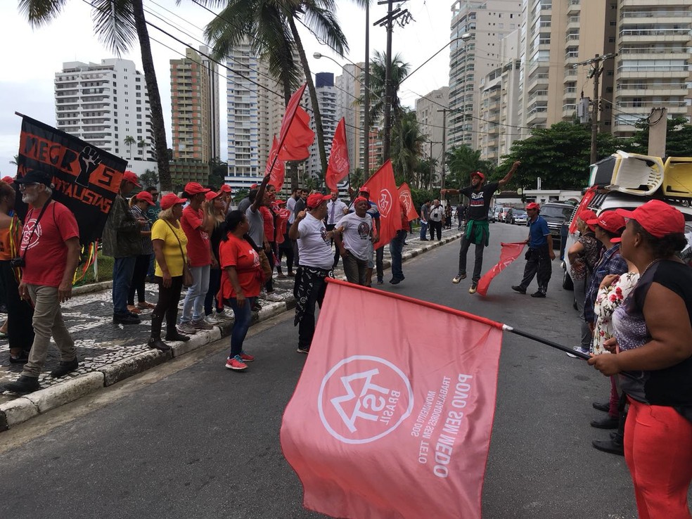 Grupo do MTST e do Povo Sem Medo dividiu-se entre o portão do Condomínio Solaris e o triplex atribuído a Lula, em Guarujá (Foto: Solange Freitas/G1)