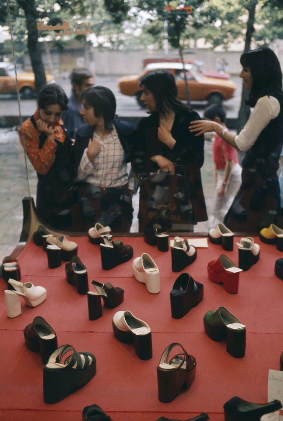 Vitrine em Teerã em 1976 (Foto: MAGNUM PHOTOS via BBC)