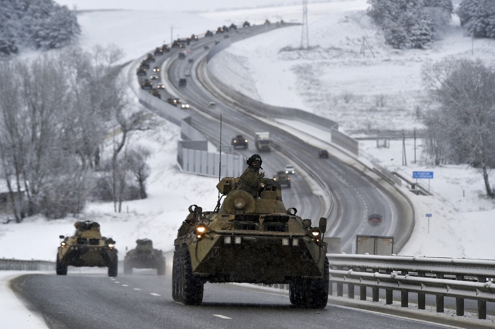 Comboio de veículos blindados russos em rodovia na Crimeia, região da Ucrânia que foi invadida e anexada pela Rússia em 2014, em foto de 18 de janeiro de 2022. Rússia concentra mais de 100 mil soldados, com tanques e outras armas pesadas, perto da fronteira com o país vizinho, no que países ocidentais temem que possa ser um prelúdio de uma nova invasão. — Foto: AP