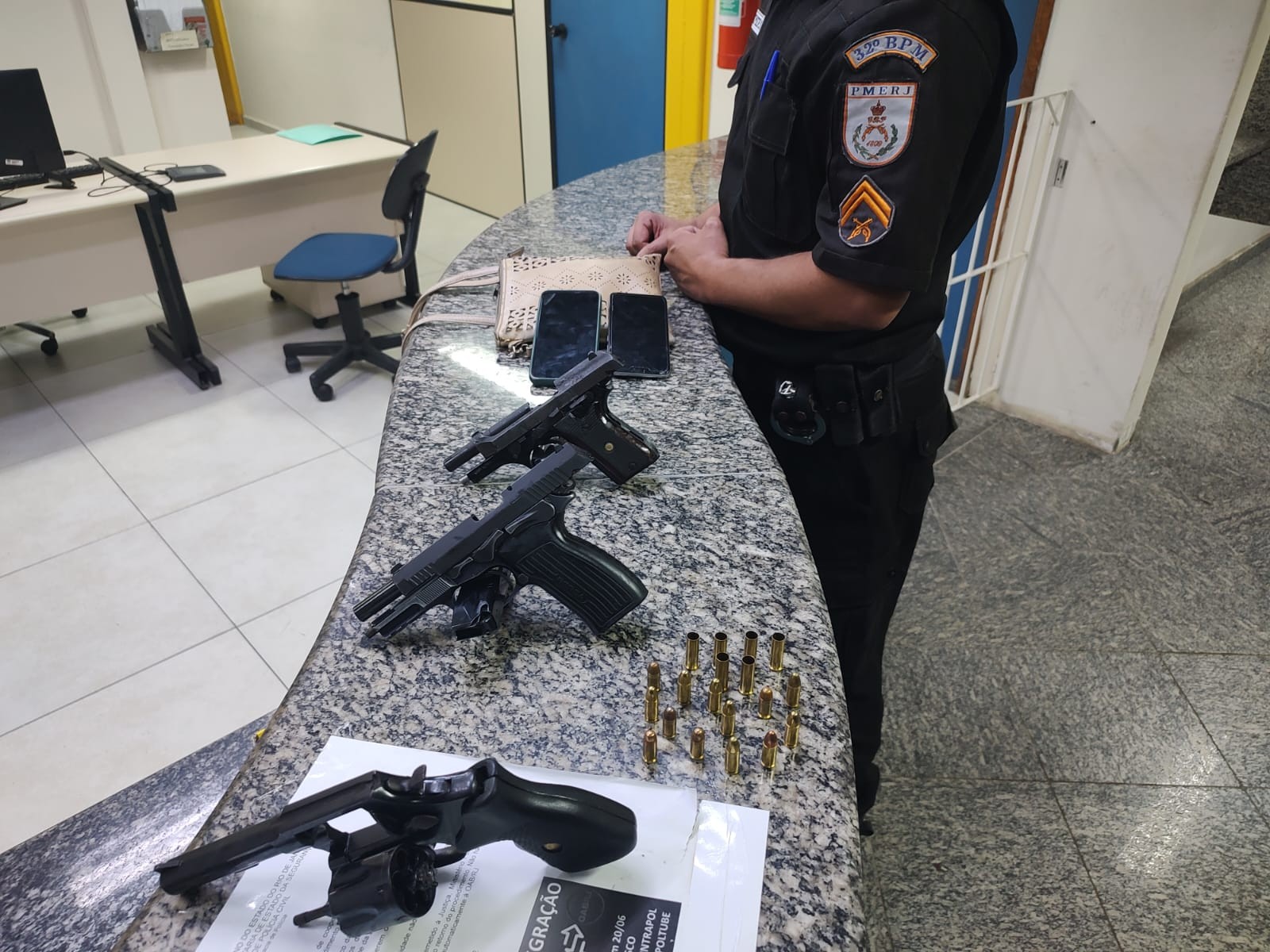 Três homens são presos e armas são apreendidas após perseguição e troca de tiros em Macaé, no RJ