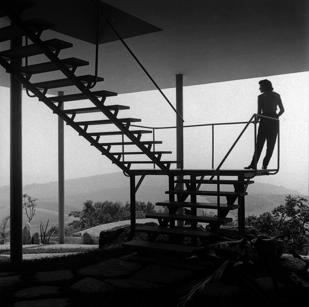 Lina Bo Bardi na Casa de Vidro, 1952, São Paulo (Foto: Chico Albuquerque/Convênio Museu da Imagem e do Som - SP/Instituto Moreira Salles)