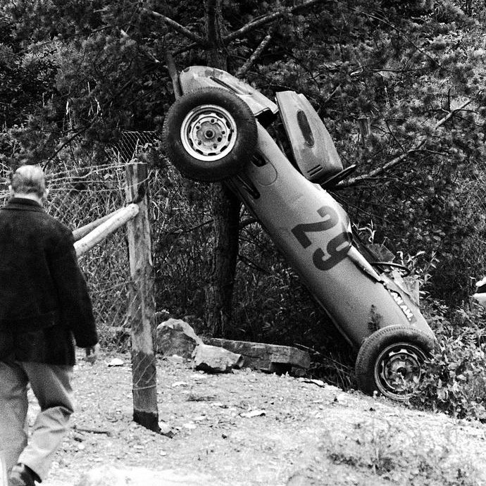 Após sair da pista em Nurburgring, Carel Godin Beaufort foi arremessado para fora e morreu três dias depois (Foto: Reprodução / Twitter)