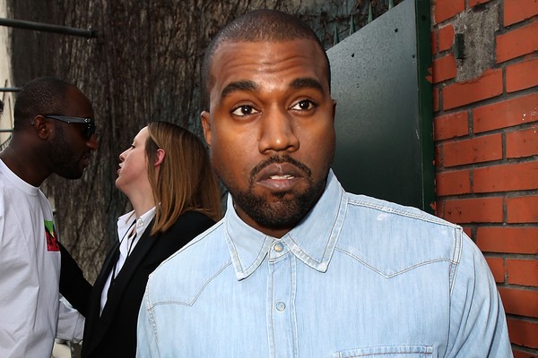 Pai da pequena North e noivo de Kim Kardashian, Kanye West foi preso em 2008 por agredir um paparazzi e foi processado por conta da agressão e tentativa de roubo da câmera de um fotógrafo que registrou imagens da sua filha. O rapper acabou sendo condenado (Foto: Getty Images)