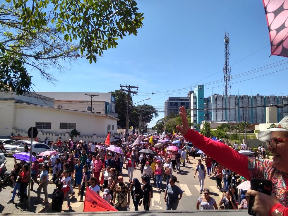 Professores fecharam Avenida Brasil e caminharam até a prefeitura de Rio Branco  — Foto: Alcinete Gadelha/G1