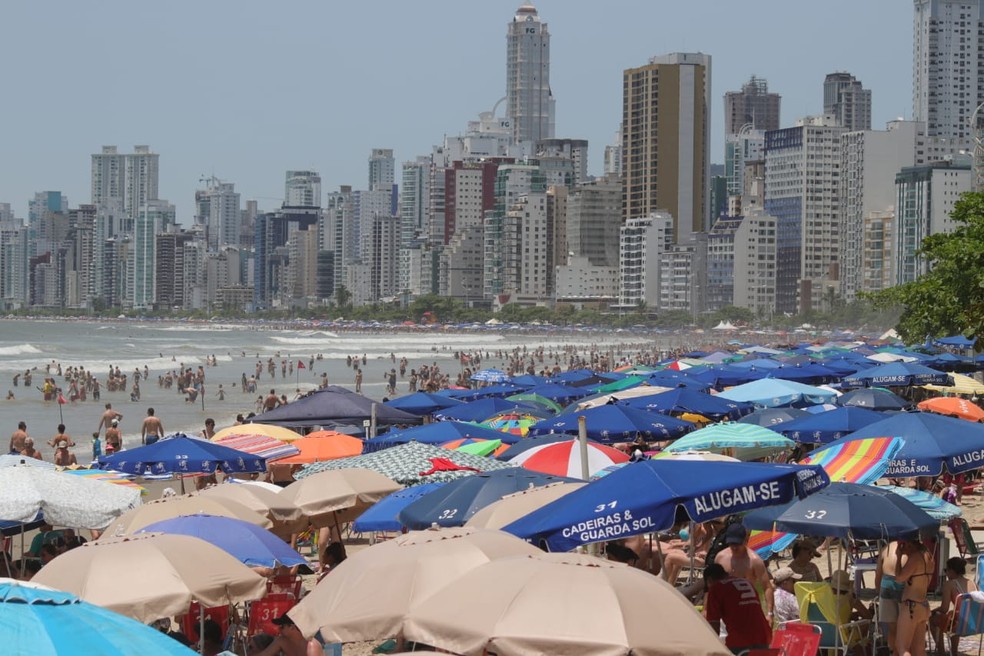 Praia Central De Balneario Camboriu Registra Movimento Intenso Neste Feriado De Proclamacao Da Republica Santa Catarina G1