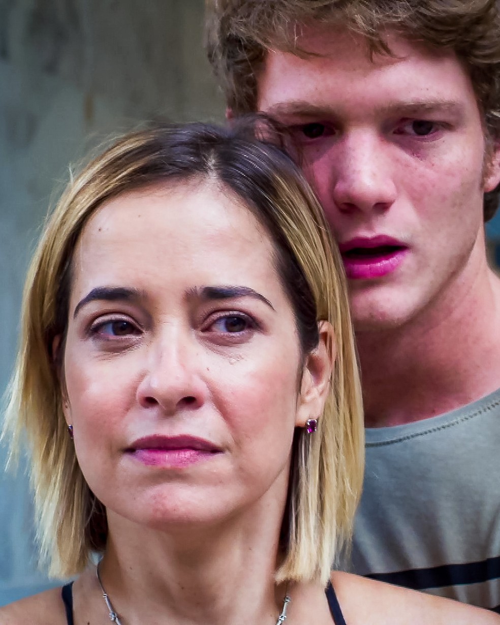Lígia (Paloma Duarte) e Filipe (Pedro Novaes) ficam arrasados com ameaça de Rui (Romulo Arantes Neto), em 'Malhação - Toda Forma de Amar' — Foto: Globo