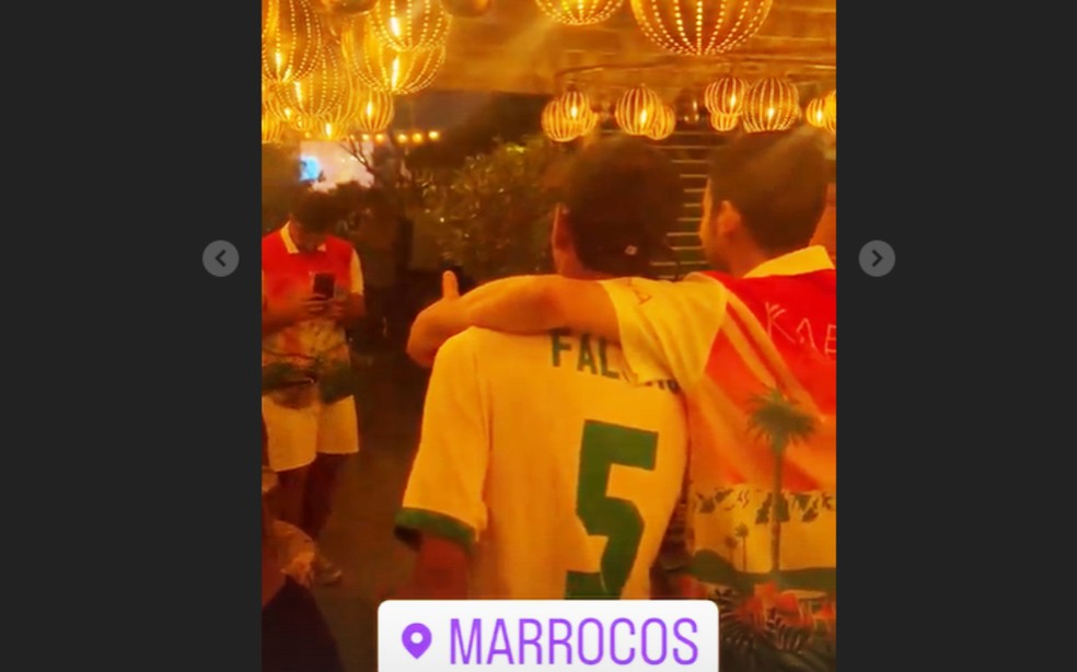 Luva de Pedreiro é tietado por admiradores estrangeiros no Marrocos — Foto: Reprodução/Redes Sociais