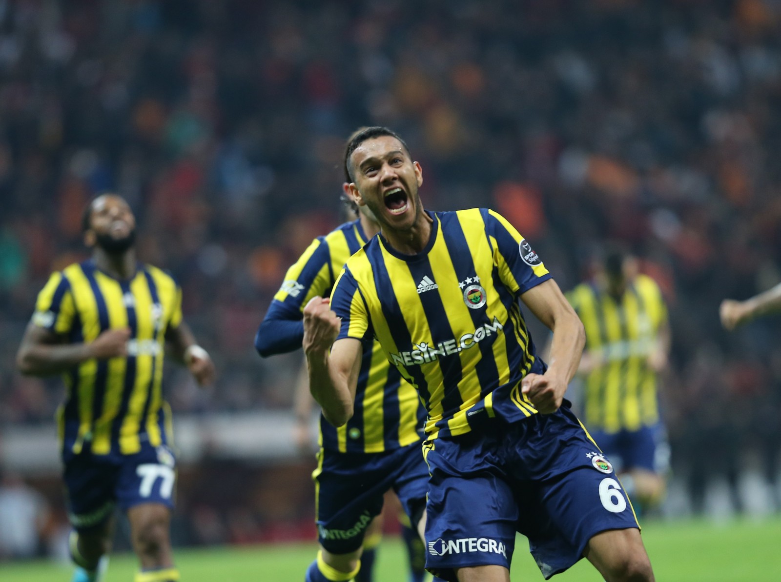 Gols, chance de título e política turca: Souza pede passagem no Fenerbahçe