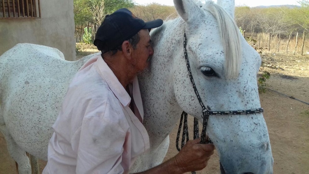 Francisco Rufino, cuidador de Sereno, disse que o cavalo mudou de comportamento depois da morte do dono (Foto: Beto Silva/TV Paraíba)