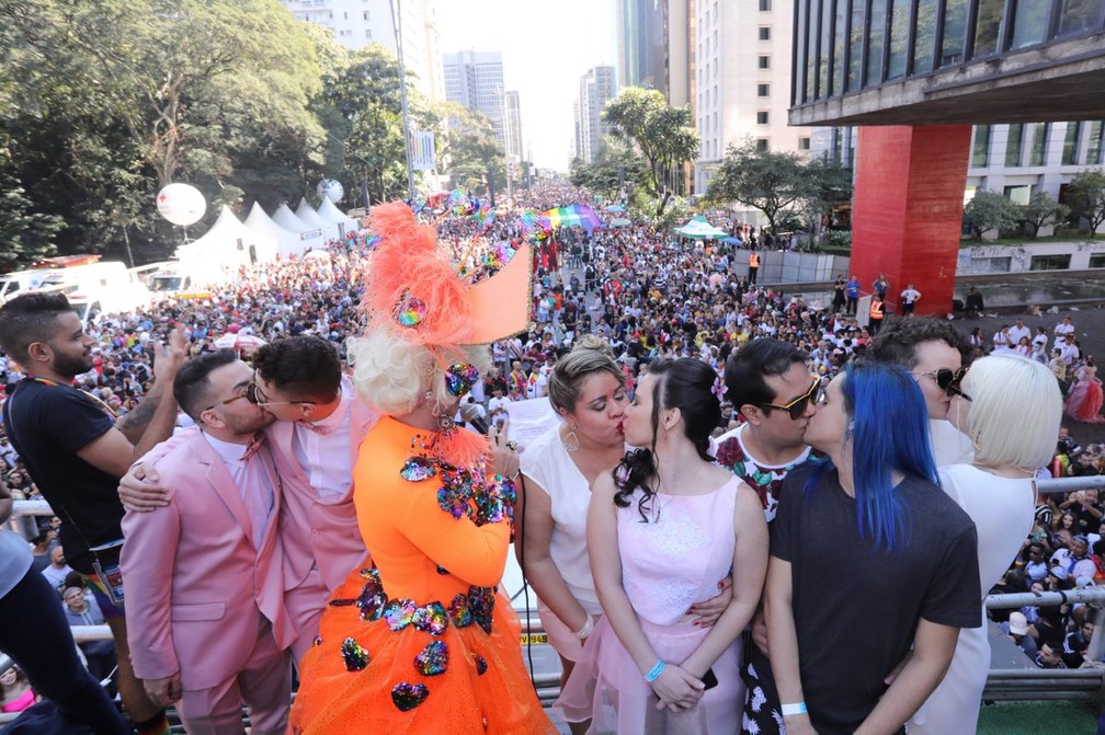 Casais homoafetivos comemoram casamento coletivo no trio de abertura da 23ª Parada LGBT de São Paulo  — Foto: Celso Tavares/G1 