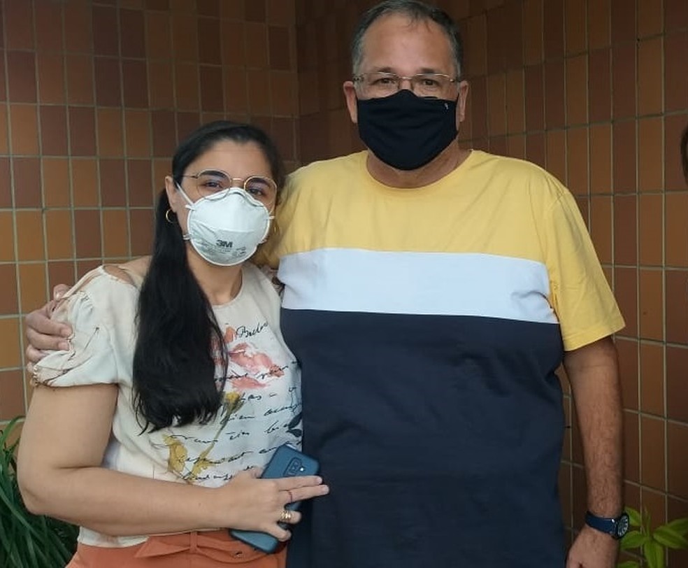 Henrique Monteiro já recuperado de Covid-19 e a mulher  — Foto: Arquivo Pessoal