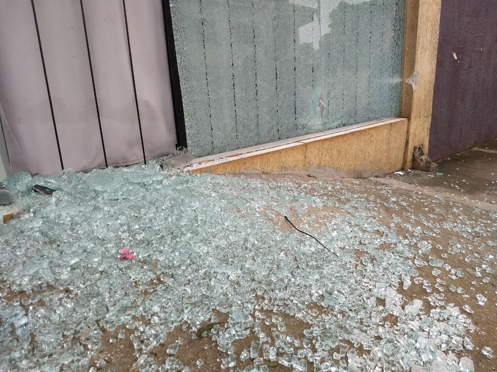 Alguns dos tiros acertaram a fachada de uma loja, estouraram o vidro e deixaram marcas na marquise (Foto: Sandro Ivanowski/RPC)