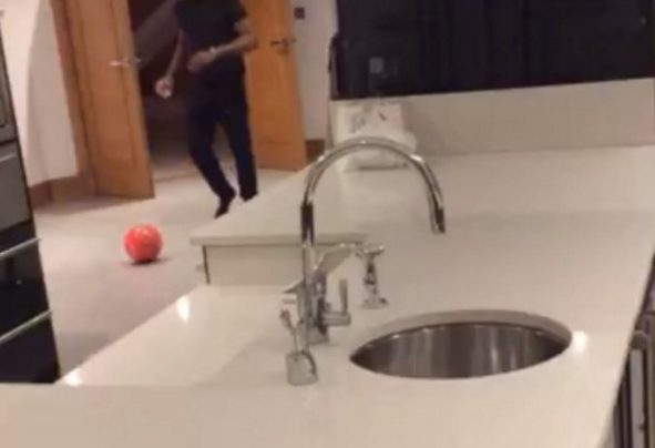 Jermain Defoe surpreende ao abrir torneira com a ajuda da bola (Foto: reprodução)