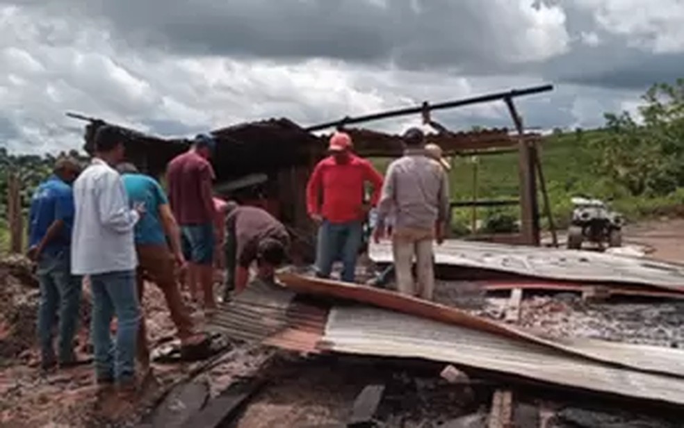 Pessoas examinam escombros de casas incendiadas em Anapu — Foto: BBC