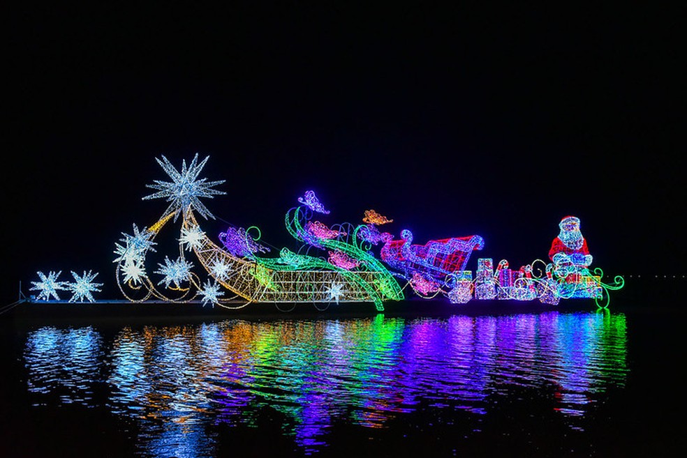 Parque do Rio Branco recebe decoração de Natal com luzes e até Papai Noel  'flutuando' em balsa, em Boa Vista | Roraima | G1