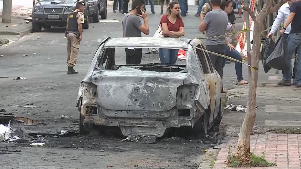 Carro da manicure Luciana Mota ficou destruído após o acidente com avião em BH — Foto: Reprodução/TV Globo