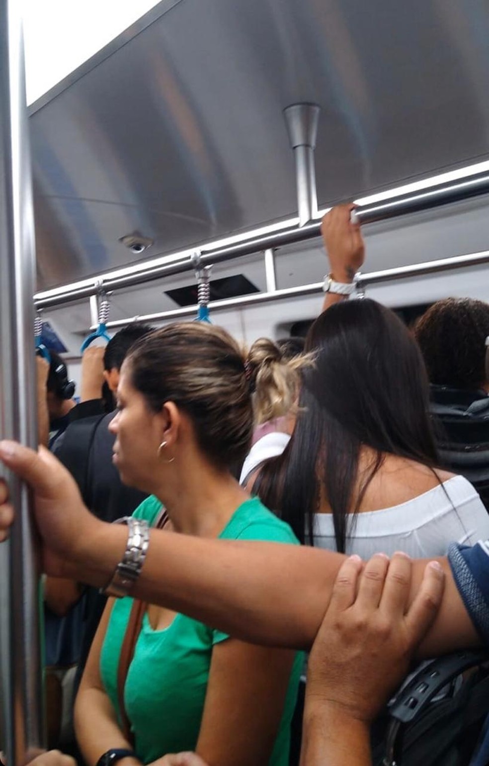 Movimentação no metrô era grande nessa terça-feira (18) — Foto: Flávia Jannuzzi/TV Globo