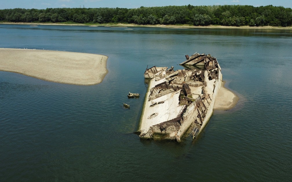 Destroços de navios alemães da Segunda Guerra Mundial aparecem com a seca do rio Danúbio, na Sérvia — Foto: REUTERS/Fedja Grulovic