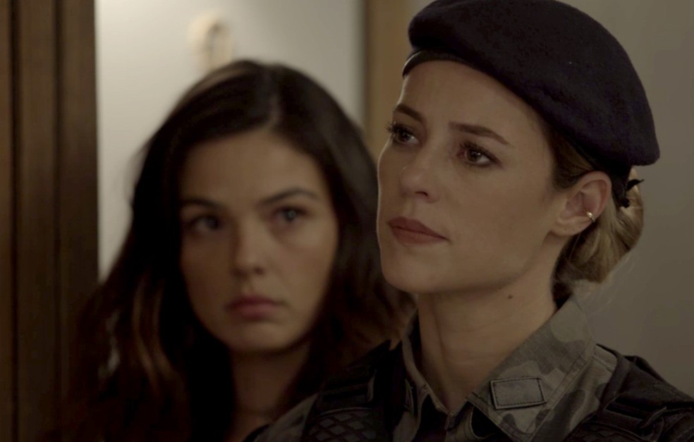 'Polícia!', diz a major ao entrar na casa de Joyce! (Foto: TV Globo)