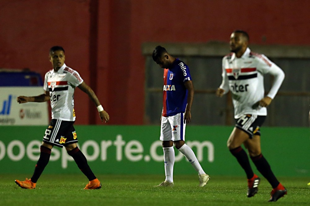 Análise: cenário faz tropeço no Paraná ficar maior, mas São Paulo mostra que pode jogar como líder e reagir