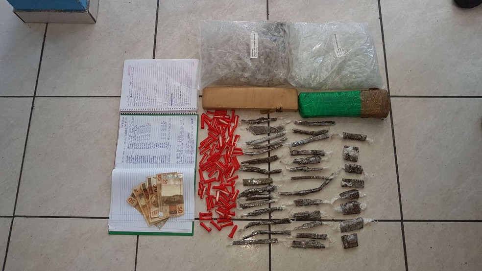Droga estava escondida dentro da casa dos suspeitos apreendidos nesta sexta-feira (Foto: Polícia Militar/Divulgação)