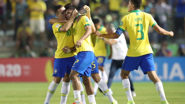 Jogadores do Brasil comemoram um dos gols contra a França