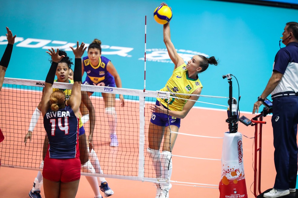 Gabriela durante partida contra a República Dominicana  — Foto: FIVB