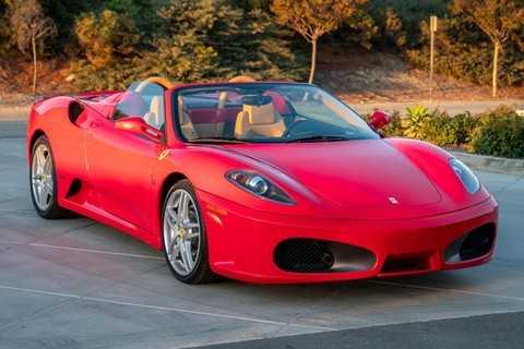 Ferrari F430 Spider: Esta Ferrari faz 100 km/h em apenas 3,6 segundos. Loucura. (Reprodução: Pinterest)