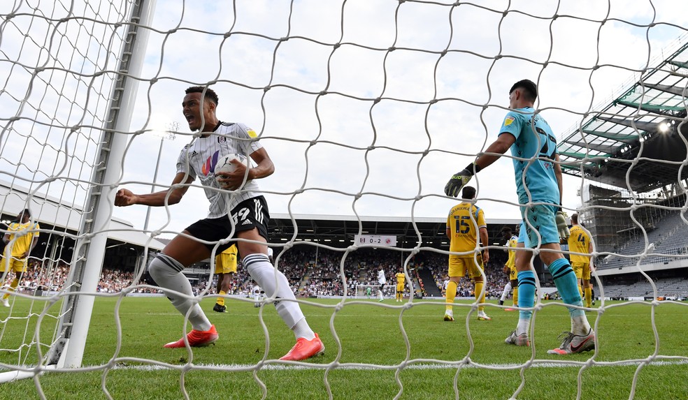 Ex-Flamengo, faz o primeiro gol pelo Fulham, que perde para o Reading