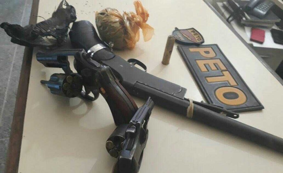 Armas apreendidas em operação na cidade de Valença (Foto: SSP/ Divulgação)