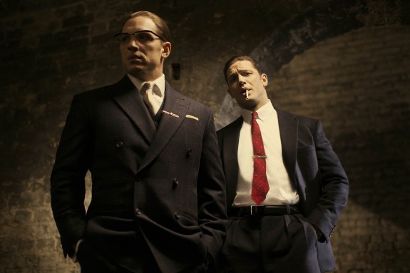 Tom Hardy interpreta gêmeos criminosos em 'Legend' (Foto: Divulgação)