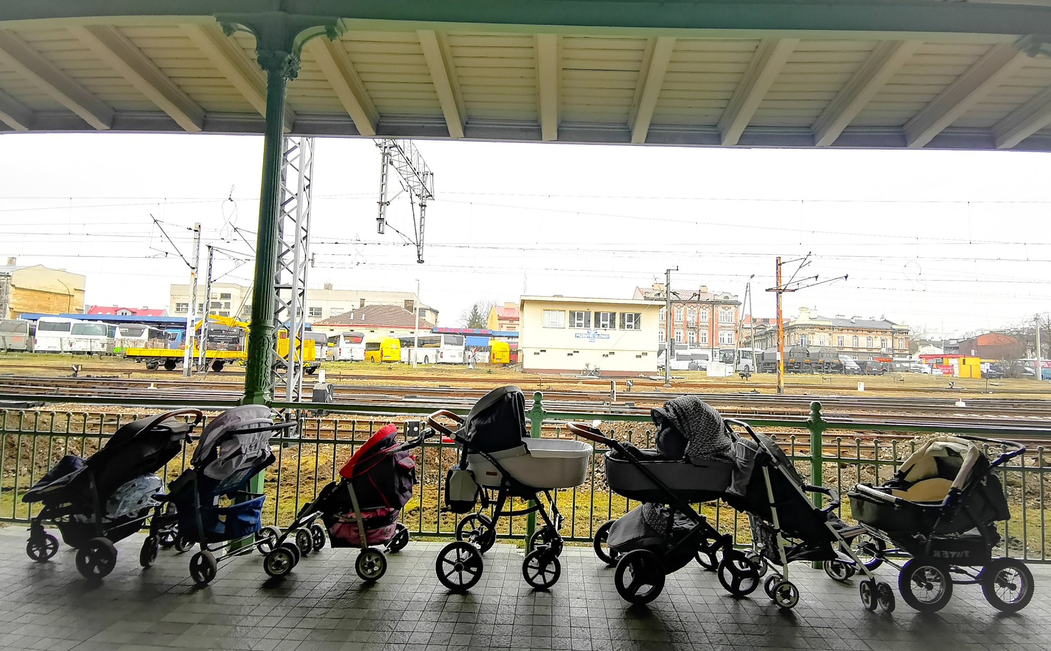 Os carrinhos deixados por mães polonesas em estação para ajudar mães ucranianas, em fuga com seus bebês (Foto: Reprodução/ Twitter Francesco Malavolta)