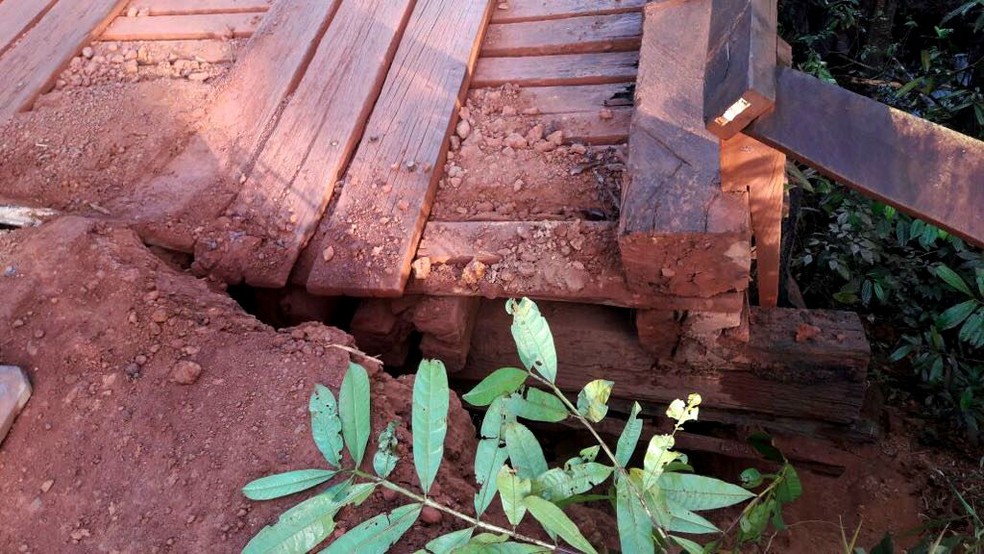 Vigas de sustentação da ponte se soltaram (Foto: PRF/Divulgação)