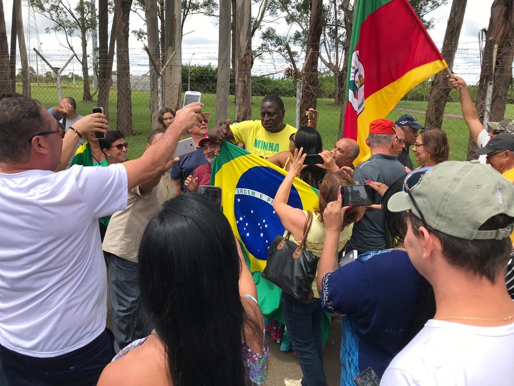 O deputado eleito Hélio Bolsonaro (PSL-RJ) posa para fotografias com simpatizantes de Bolsonaro na Granja do Torto — Foto: Fernanda Calgaro, G1