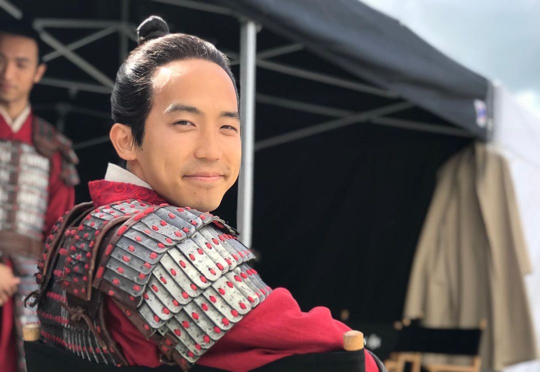 Jimmy Wong nos bastidores de Mulan (2020) (Foto: Reprodução / Instagram)