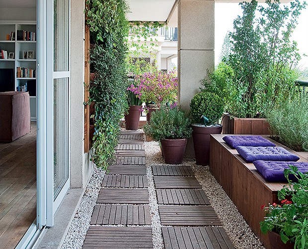 Uma das possibilidades da varanda é fazer um jardim. O paisagista Roberto Riscala usou caixas para colocar as plantas no apartamento (Foto: Célia Weiss/Casa e Jardim)