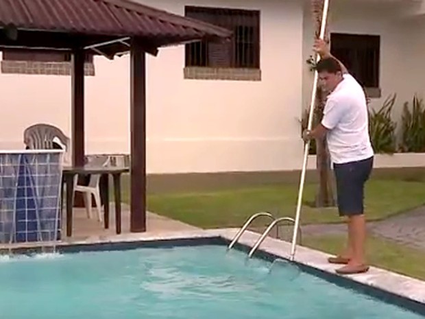 Técnico de piscina encontra vaga de emprego (Foto: Reprodução / TV Globo)