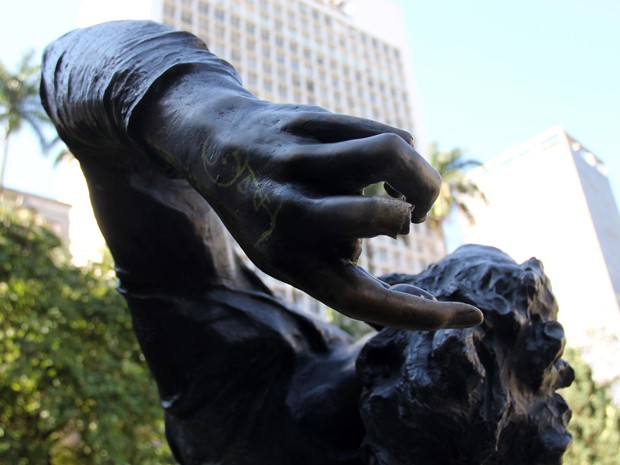 A estátua Condor, na Praça Ramos de Azevedo, no Centro de São Paulo, é vista sem o dedo nesta segunda-feira (2) após um ato de vandalismo. A figura, que fica ao lado do Teatro Municipal, faz parte de um conjunto de esculturas feito pelo arquiteto italiano (Foto: Luis Cleber/AE)
