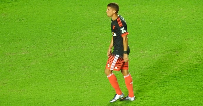 Nem tanto tapón: discreto na estreia, Cuéllar se reveza com Araújo no meio