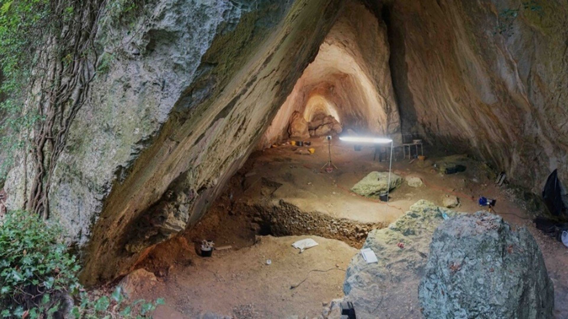 Caverna Arma Veirana, na Itália, onde foram encontrados os restos da garota de 10 mil anos  (Foto: Dominique Meyer)