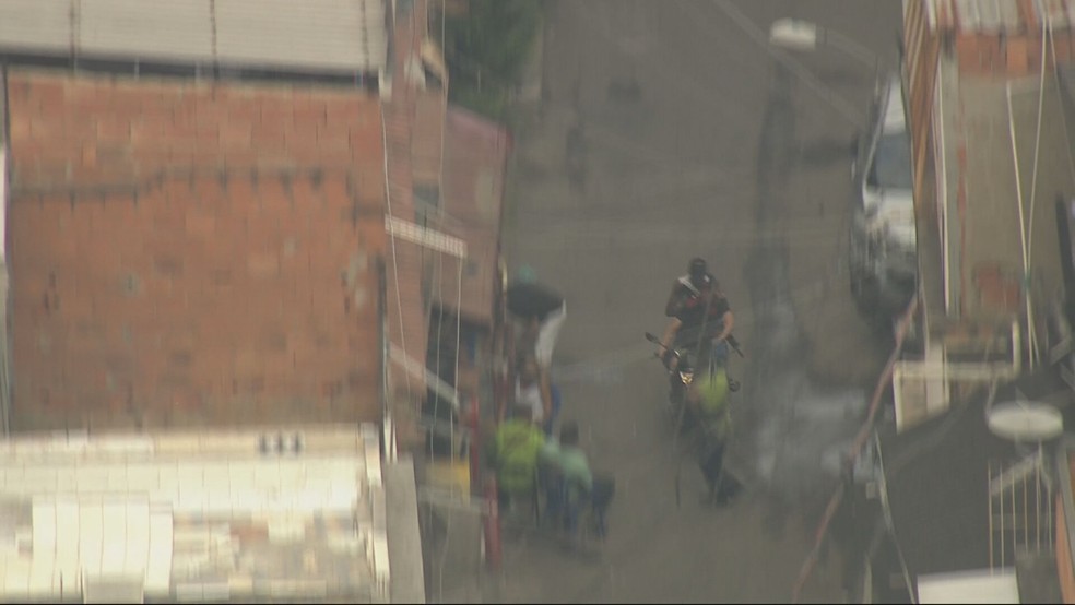 Bandidos armados atropelam homem no Complexo da Maré — Foto: Reprodução/TV Globo