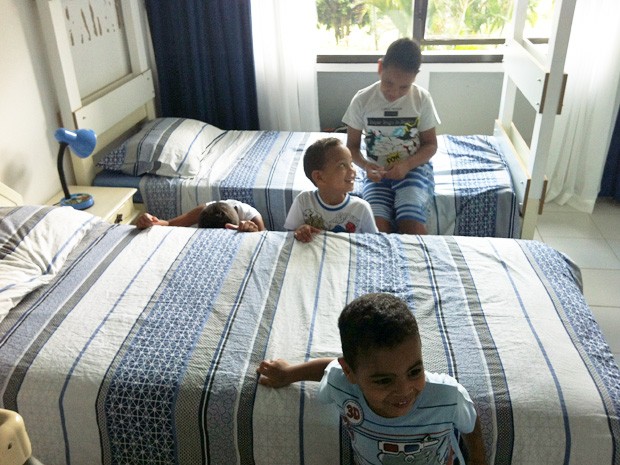 Meninos se divertem no quarto que dividem na Asa Norte (Foto: Isabella Formiga/G1)
