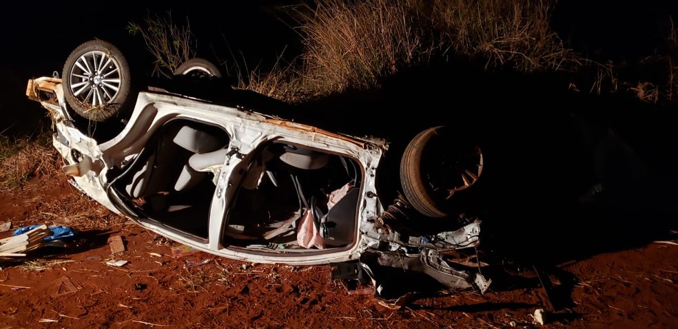 Carro da famÃ­lia ficou destruÃ­do â Foto: PRF/DivulgaÃ§Ã£o