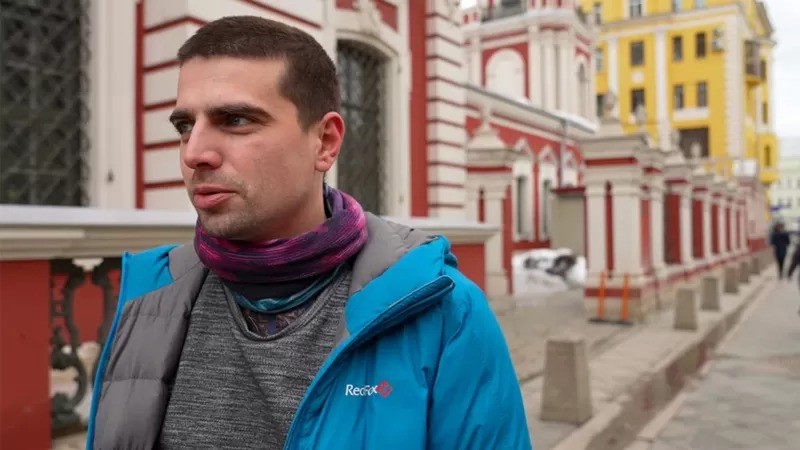 Este homem declarou que ele e seus amigos se sentiram envergonhados com as ações do governo russo (Foto: BBC News)