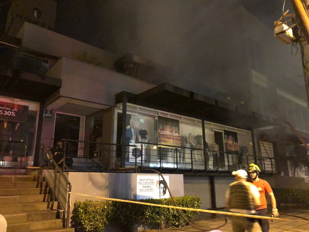 Incêndio atinge loja de roupas na Zona Norte de Porto 