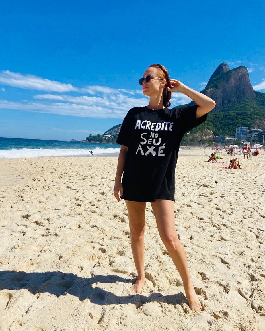 Mariana Ximenes curte praia no Rio