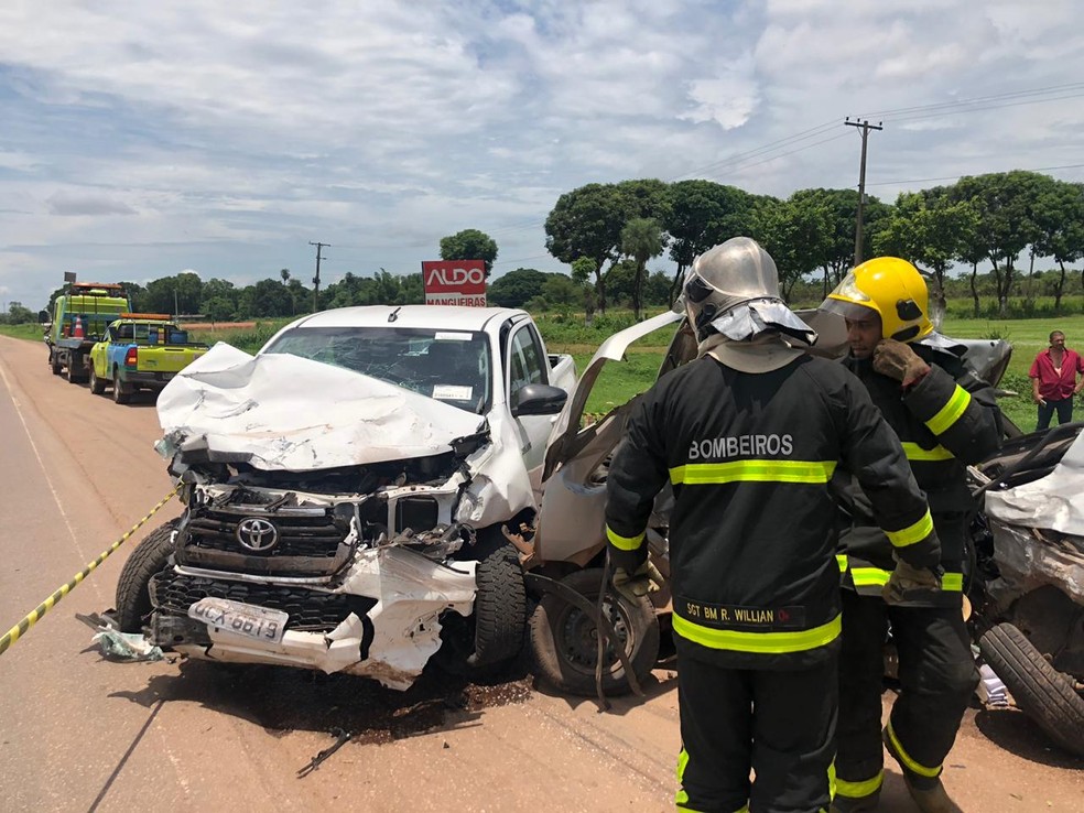 Motorista da caminhonete não ficou ferido e recusou atendimento em acidente na BR-364 — Foto: Corpo de Bombeiros de Mato Grosso/Assessoria