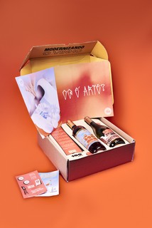 Para as apaixonadas por história da arte, a grande aposta da Vinho 22! é um kit de edição limitada com dois rótulos, pôster, encarte e cartela de adesivos | R$ 165 | @vinho.22