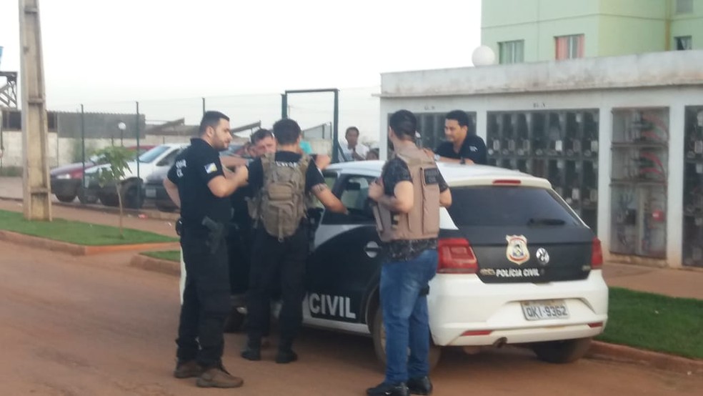 Polícia realiza buscas em condomínio na região norte de Palmas — Foto: Antoniel Silva/TV Anhanguera